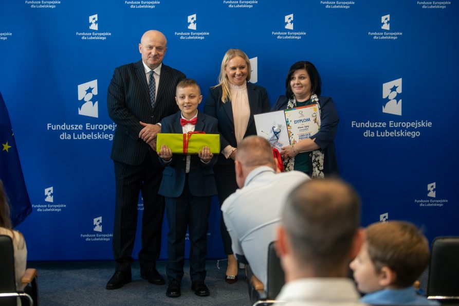 Wręczenie nagród w konkursie plastycznym o Funduszach Europejskim – Gratulacje dla ucznia ZSO w Sobieszynie